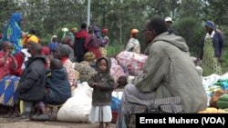 Des réfugiés burundais membres de la secte Euzebiya égrènent leur chapelet dans la méditation à Rusizi, Rwanda, 8 mars 2018. (VOA/Ernest Muhero)