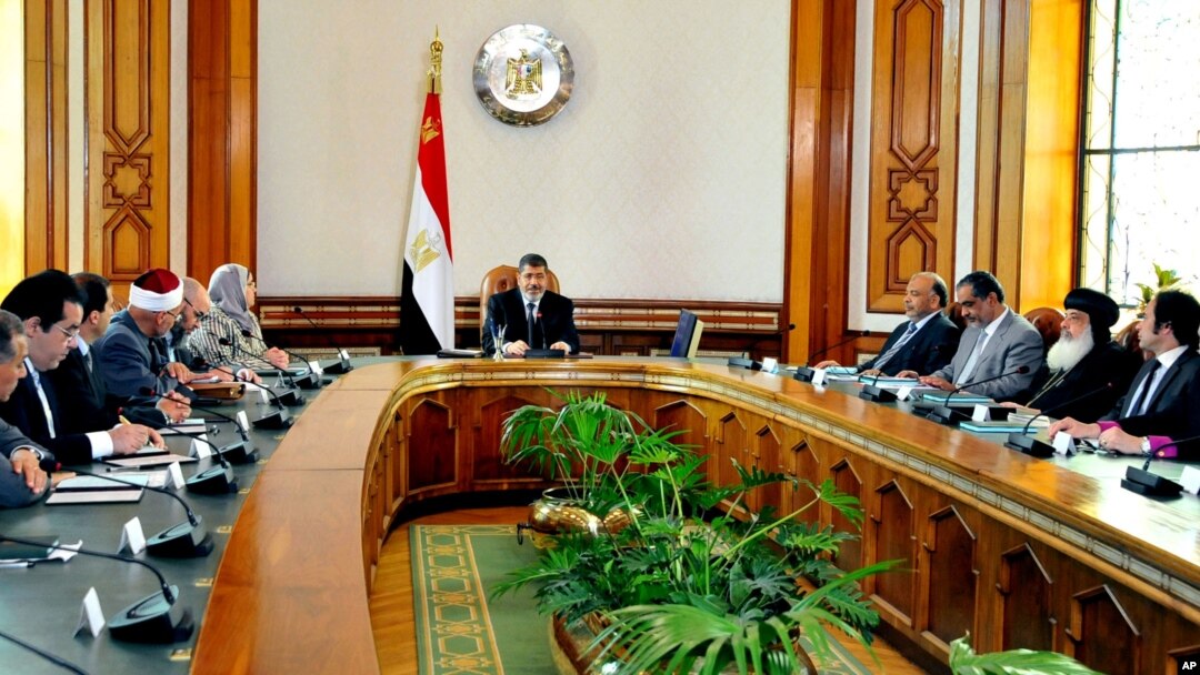 Presiden Mesir Mohammed Morsi (tengah) melakukan pembicaraan dengan para politisi tentang cara-cara menyabot proyek bendungan sungai Nil di Ethiopia (4/6). 