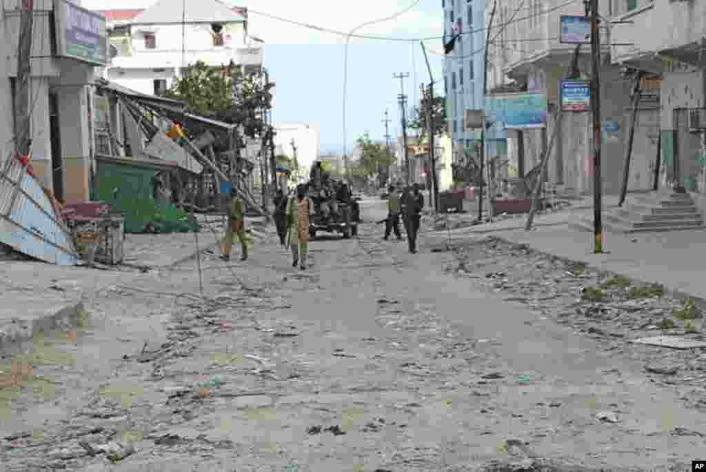 Soldiers patrol the Bakara market's deserted, rubble-strewn streets (VOA - P. Heinlein)