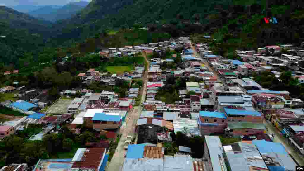  Imagen aérea tomada con un dron del caserío de Gaitania, Tolima, la población donde surgieron los rebeldes de las FARC hace 60 años. Fotografía tomada el 1 de noviembre de 2024. (Foto Javier Hernández / VOA) &nbsp; 