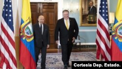 El secretario de Estado de EE.UU., Mike Pompeo, a la derecha, acompaña a su homólogo ecuatoriano, el canciller Luis Gallegos, en un encuentro sostenido en Washington D.C., el 9 de noviembre de 2020.