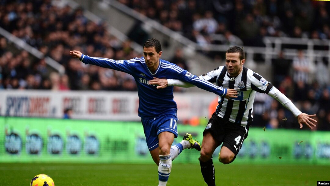 Pemain Chelsea Eden Hazard (kiri) dengan pemain Newcastle United, Yohan Cabaye dalam sebuah pertandingan. (Foto: Dok)