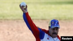 Presiden Nicolas Maduro melempar bola dalam permainan softball dengan para menteri dan pejabat komando militer di pangkalan militer Fuerte Tiuna, di Caracas, Venezuela, 28 Januari 2018.