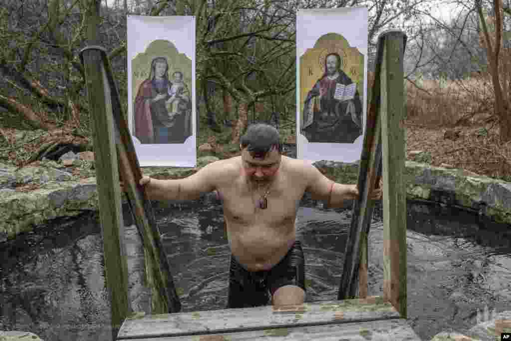 Фото 33-ї Механізованої бригади. Військовий занурюється у воду на Водохреще, Дніпропетровська область, 6 січня 2025 року. (Volodymyr Petrov/Ukraine&#39;s 65th Mechanised Brigade via AP)