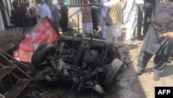 Petugas keamanan Pakistan dan warga berkumpul di lokasi ledakan yang mengguncang pasar di Parachinar, ibukota distrik kesukuan Kurram, 31 Maret 2017. (Foto: AFP)