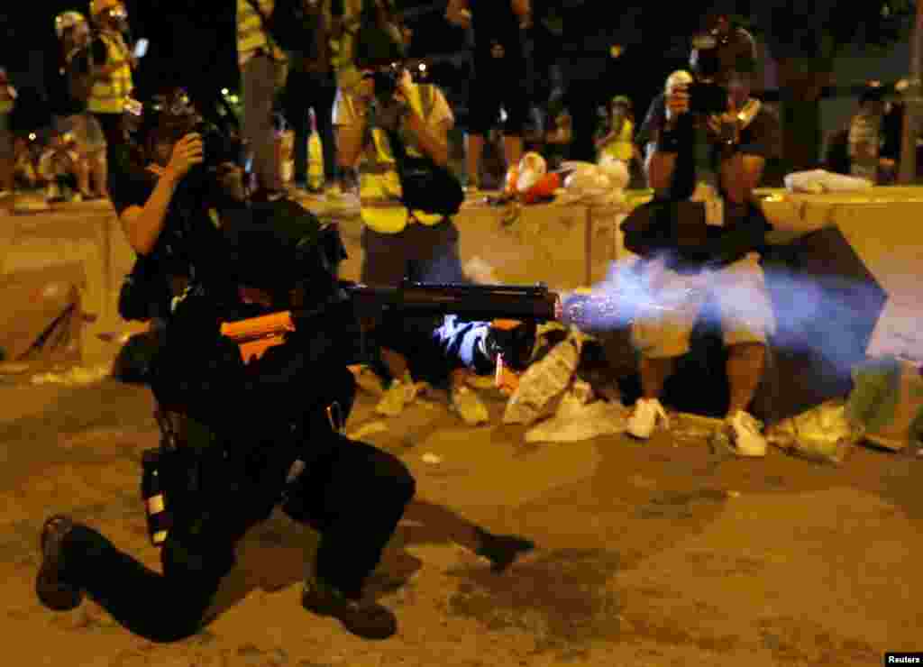 佔據香港立法會的抗議者在午夜前撤出後，香港警察在立法會外向示威者發射催淚煙。 （2019年7月1日）