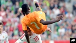 Victorien Angban de la Côte d’Ivoire tente une bicyclette face à Zoltan Gera de la Hongrie au cours d’un match amical à Budapest, Hongrie, le 20 mai 2016. 