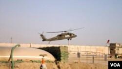 Sebuah helikopter 'Black Hawk' militer AS saat beroperasi di Baghdad.