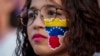 Una venezolana, con el mapa de su país pintado en su mejilla, participa en una concentración de la oposición en Madrid, España, el 17 de agosto de 2024. El gobierno español asilará al excandidato Edmundo González Urrutia.