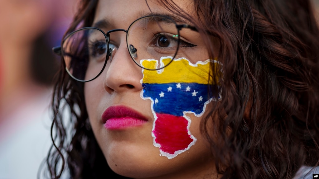 Una venezolana, con el mapa de su país pintado en su mejilla, participa en una concentración de la oposición en Madrid, España, el 17 de agosto de 2024. El gobierno español asilará al excandidato Edmundo González Urrutia.