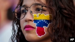 Una venezolana, con el mapa de su país pintado en su mejilla, participa en una concentración de la oposición en Madrid, España, el 17 de agosto de 2024. El gobierno español asilará al excandidato Edmundo González Urrutia.