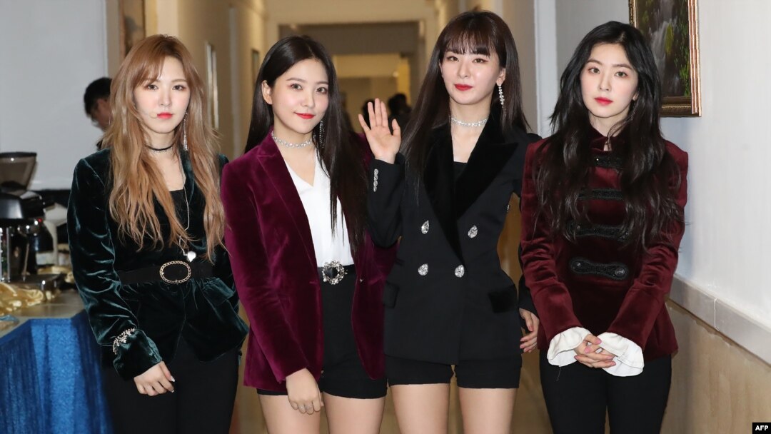 Các thành viên nhóm nhạc nữ K-pop "Red Velvet" chụp ảnh sau buổi diễn tập cho buổi hòa nhạc hiếm hoi tại Nhà hát lớn Đông Bình Nhưỡng vào ngày 1/4/2018. Triều Tiên trong nhiều năm áp đặt bản án cứng rắn đối với những người thưởng thức các chương trình giải trí của Hàn Quốc.