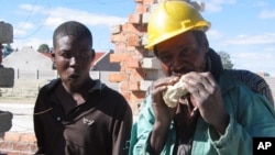 Badla isikwa ngesikhathi besebenza emgwaqweni ...
