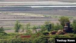 15일 한국 경기도 파주시 오두산 통일전망대에서 바라본 북한 황해북도 개풍군. 북한 주민들이 밭일을 하고 있다. 