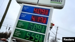 资料照片：纽约纳努埃特一处加油站油价标示牌。(2026年4月2日)