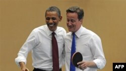 Tổng thống Hoa Kỳ Barack Obama (trái) và Thủ tướng Anh David Cameron chơi banh bàn tại trường Globe Academy ở London
