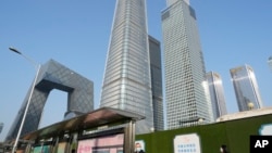 Sejumlah gedung pencakar langit di Central Business District di Beijing, Senin, 24 Oktober 2022. Perusahaan-perusahaan asing di China tidak yakin tentang apa yang boleh mereka lakukan setelah adanya penggerebekan polisi terhadap perusahaan-perusahaan konsultan. (Foto: AP)