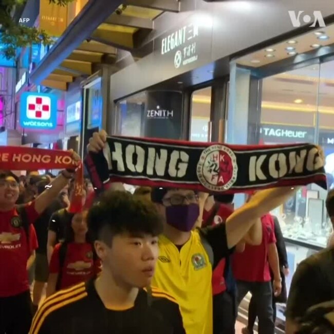 Fan bóng đá Hong Kong diễu hành dân chủ trước vòng loại World Cup