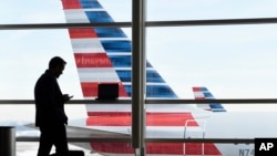 Un passager marche à l'aéroport de Washington, Ronald Reagan National Airport, le 25 janvier 2016.