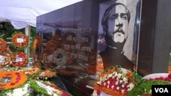 বঙ্গবন্ধুর প্রতিকৃতিতে পুষ্পস্তবক অর্পণ করে তাঁর স্মৃতির প্রতি শ্রদ্ধা জানানোর মধ্যে দিয়ে বাংলাদেশে জাতীয় শোক দিবস পালিত 