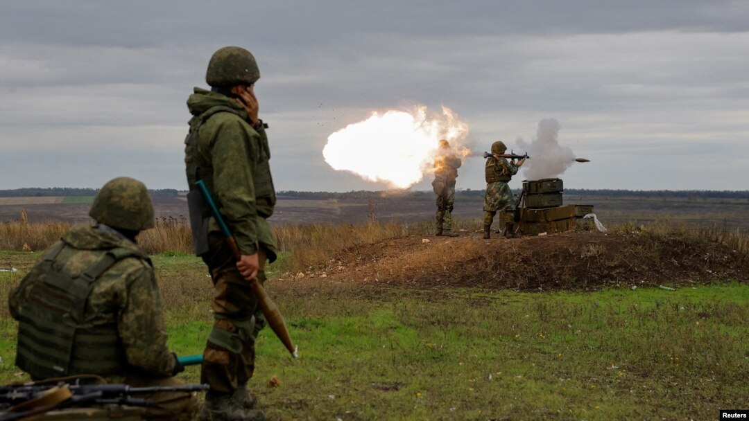 Pasukan cadangan baru Rusia turut serta dalam pelatihan militer di wilayah Donetsk, Ukraina, yang dikuasai oleh Rusia, pada 4 Oktober 2022. (Foto: Reuters/Alexander Ermochenko)