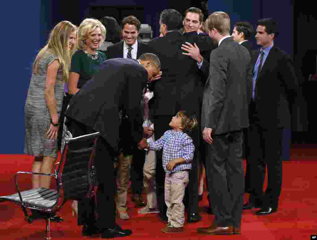 22일 토론회를 마치고 미트 롬니 후보 가족의 한 어린이와 악수를 나누는 바락 오바마 대통령(왼쪽).