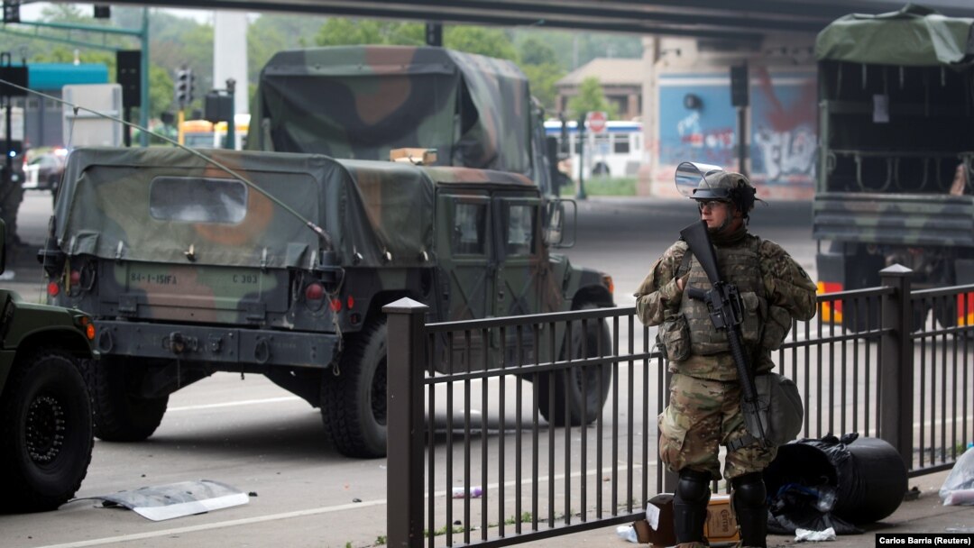 明尼苏达州国民警卫队成员在一次抗议过后守卫在某处地段。(2020年5月29日)