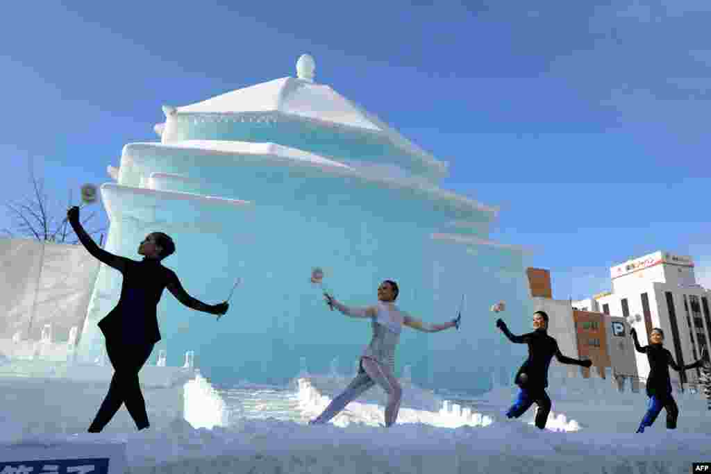 Priredba ispred velike skulpture od snega u japanskom gradu Saporo. AFP Photo-Takashi Noguchi