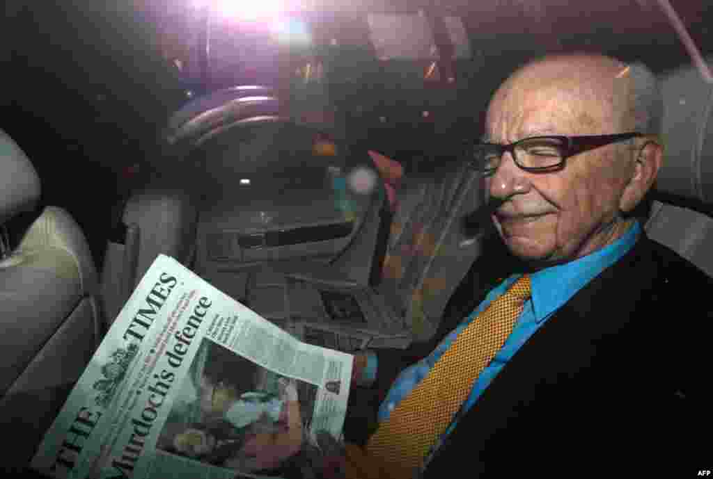 20 tháng 7: Ông Rupert Murdoch, Chủ tịch Hội đồng Quản Trị kiêm Giám đốc điều hành tập đoàn News Corp, mang theo một ấn bản tạp chí Times khi rời khỏi nhà ở London. Qua email, ông Murdoch nói với nhân viên rằng News Corp đang xúc tiến những bước để bảo đả