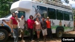 Los activistas fueron detenidos el sábado tras una explosión en uno de sus talleres y expulsados del país sin permitirles contactar a los embajadores de sus países.