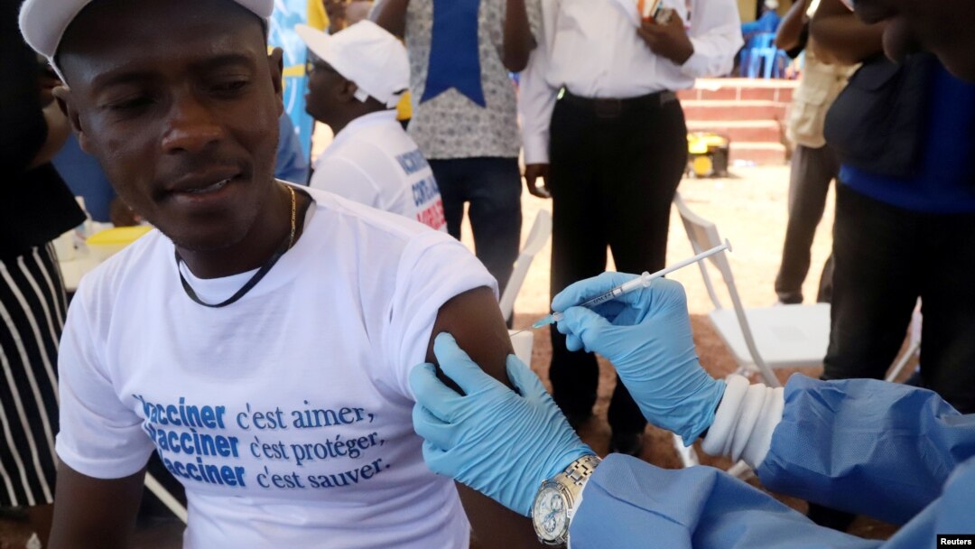 FOTO ARSIP – Pekerja World Health Organization (WHO) melakukan vaksinasi dalam peluncuran kampanya yang ditujukan untuk menanggulangi wabah Ebola di kota pelabuhan Mbandaka, Republik Demokratik Kongo, 21 Mei 2018 (foto: REUTERS/Kenny Katombe/Foto Arsip)