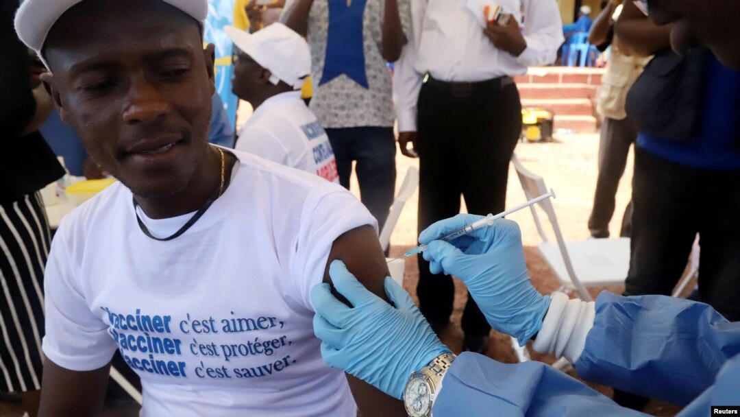 FOTO ARSIP – Seorang pekerja World Health Organization (WHO) memberikan vaksinasi saat peluncuran kampanye yang bertujuan untuk mengatasi wabah Ebola di Mbandaka, Republik Demokratik Kongo, 21 Mei 2018 (foto: REUTERS/Kenny Katombe/Arsip)