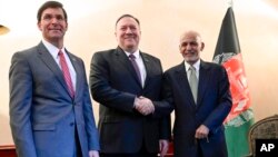 Menteri Luar Negeri AS Mike Pompeo (tengah) didampingi Menteri Pertahanan Mark Esper bersalaman dengan Presiden Afghanistan Ashraf Ghani (kanan) di Konferensi Keamanana Munich ke-56, di Munich, Jerman, Jumat, 14 Februari 2020. 