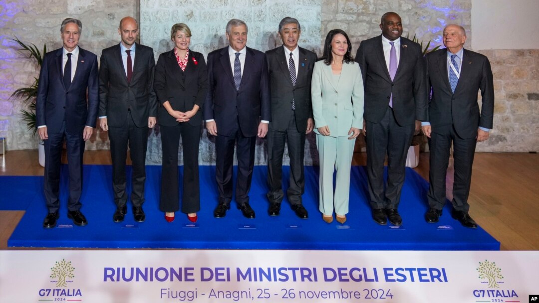 De izq. a der. el secretario de Estado de EEUU, Antony Blinken, los cancilleres de Francia Jean-Noël Barrot, de Canadá Melanie Joly, de Italia Antonio Tajani, de Alemania Annalena Baerbock, y otros en reunión del G7 en Anagni, Roma, el 25 de noviembre de 2024. 
