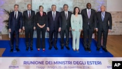 De izq. a der. el secretario de Estado de EEUU, Antony Blinken, los cancilleres de Francia Jean-Noël Barrot, de Canadá Melanie Joly, de Italia Antonio Tajani, de Alemania Annalena Baerbock, y otros en reunión del G7 en Anagni, Roma, el 25 de noviembre de 2024. 