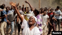 Les partisans de Bekele Gerba, secrétaire général du Congrès fédéraliste oromo (OFC), chantent des slogans pour célébrer sa sortie de prison, à Adama, dans la région d'Oromo, Ethiopie, 14 février 2018.