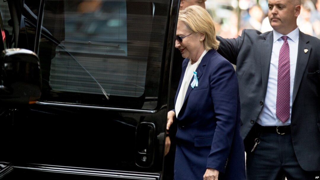 Hillary Clinton tampaknya hampir terjatuh karena lututnya lemah saat dibantu masuk ke dalam mobil van-nya hari Minggu (11/9). Clinton didiagnosa menderita radang paru-paru.