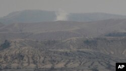 Asap kecil mengepul dari Gunung Berapi Taal, Provinsi Batangas, Filipina pada Jumat 2 Juli 2021. (Foto: AP)