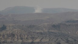 Asap kecil mengepul dari Gunung Berapi Taal, Provinsi Batangas, Filipina pada Jumat 2 Juli 2021. (Foto: AP)