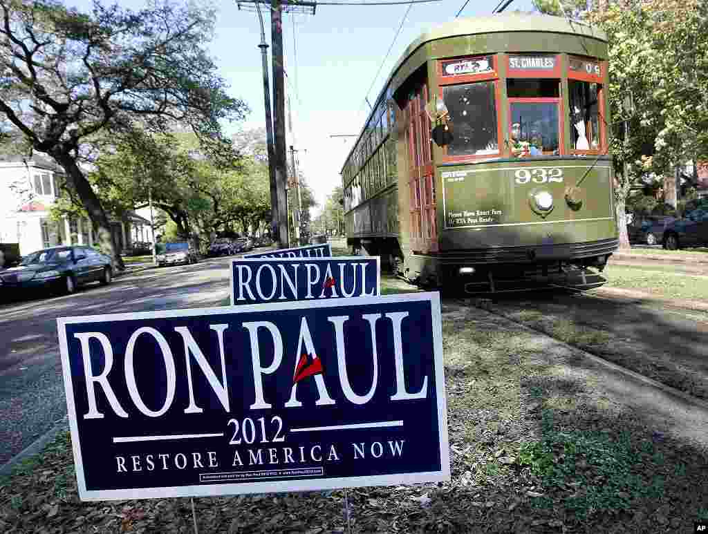 A streetcar passes by a sign for Republican presidential candidate Ron Paul in New Orleans, Louisiana March 24, 2012. (Reuters)