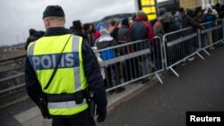 Seorang polisi melakukan patroli di Malmo, Swedia (foto: ilustrasi). Sedikitnya 4 orang luka-luka dalam insiden penembakan di Malmo, Senin (18/6). 