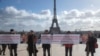 Para aktivis berunjuk rasa di lapangan Trocadero di Paris, Perancis, menuntut pembebasan akademisi Fariba Adelkhah dan Roland Marchal yang ditahan Iran, 11 Februari 2020.