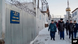 Rus Federal Hapishane Hizmetleri'nin 15 Aralık 2023 tarihinde yayınladığı bu fotoğrafta bir grup polis ve gardiyanın Navalni'nin götürüldüğü Kutup Bölgesi'nde bulunan Kharp kasabası yakınındaki hapishanede teftiş yaptıkları görülüyor.