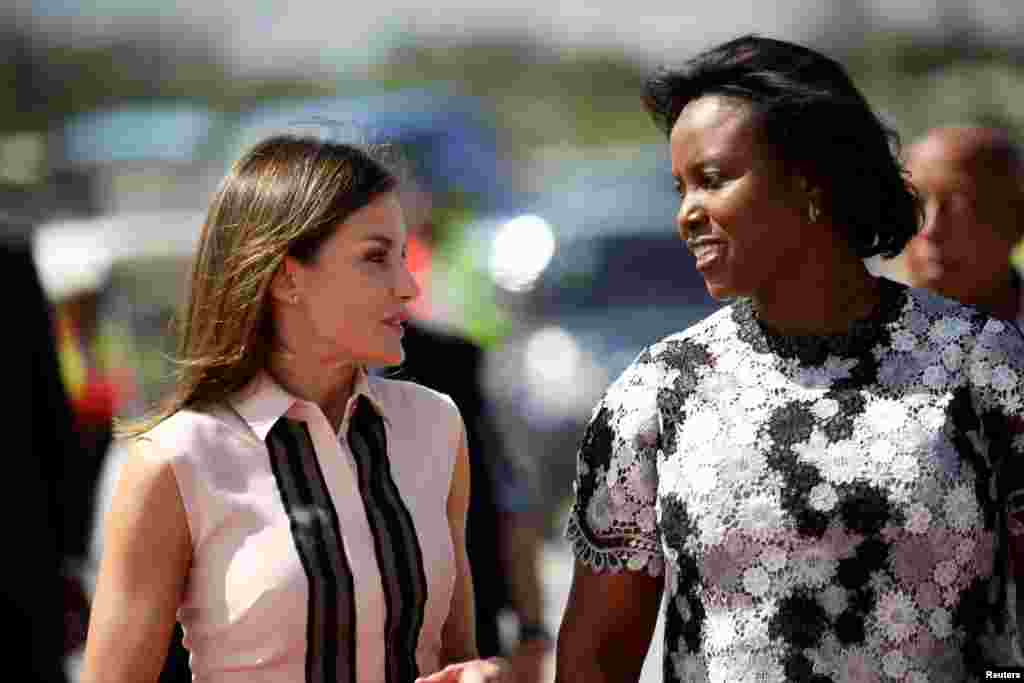 Rèn Espay la Letizia Ortiz chita pale ak premye dam Ayiti Martine Moise la pandan li rive nan Pòtoprens, Ayiti, 22 me 2018. REUTERS/Andres Martinez Casares - RC1BA0A10680