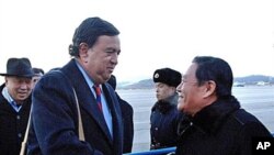 New Mexico State Governor Bill Richardson of the US (left) is welcomed by an unidentified North Korean official upon his arrival at Pyongyang Airport, Dec 16, 2010