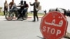 Un policier tunisien passe un point de contrôle à Kairouan, Tunisie, le 18 mai 2013.