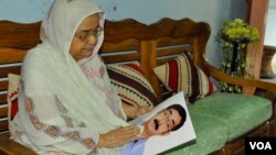 Hajera Khatun, 70, with the photo of her son Sajedul Islam Shumon, who became a victim of enforced disappearance in 2013. (A. Rajjak/VOA)