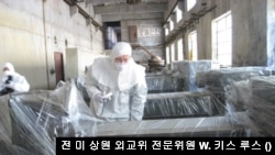 영변 연료가공시설 모습. 기계 작업장에서 철거된 가공 선반을 둘러보고 있는 지그프리드 헤커 박사. (출처: 전 미 상원 외교위 전문위원 W. 키스 루스)