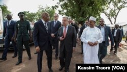 Le secrétaire général de l'ONU, Antonio Guterres, en compagnie du Premier ministre du Mali, Soumeylou Boubèye Maïga (à g.), le 29 mai 2018, à Bamako. (VOA/Kassim Traoré)