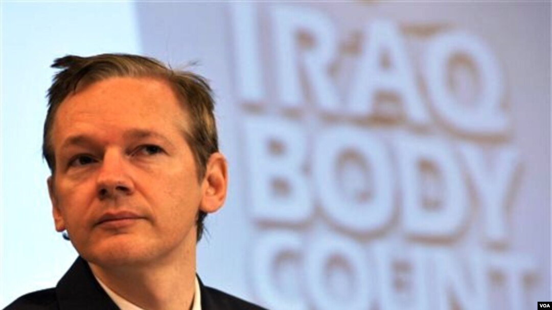 Pendiri situs Wikileaks, Julian Assange memberikan keterangan dalam jumpa pers di London.